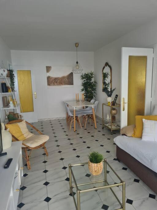 Nice Beachside 2-Bd Apt Near Barcelona クニット エクステリア 写真